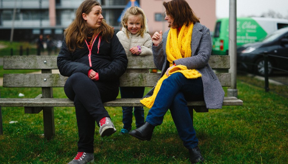 twee vrouwen en een meisje buiten