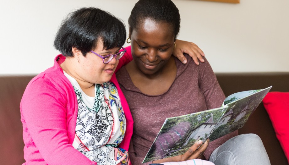 twee personen aan het lezen