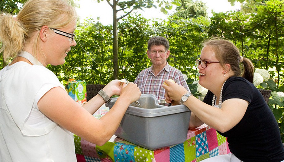 personen appels aan het snijden