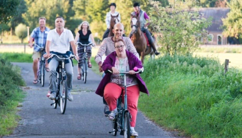 Fietsende mensen