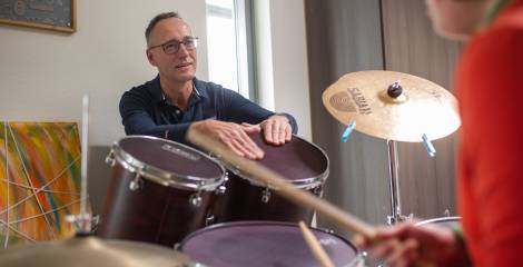 Man en vrouw spelen op drumstel