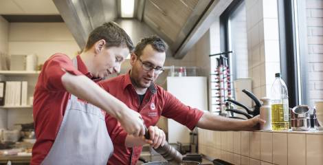 Twee mannen bakken eieren