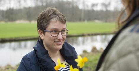 Twee vrouwen in het bos, in gesprek