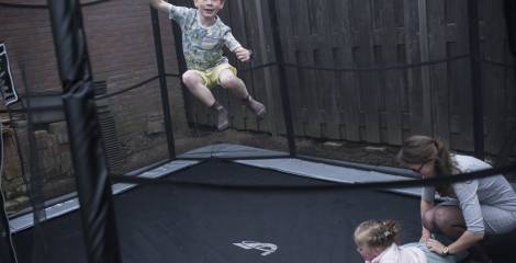 Vrouw met jongen en meisje op de trampoline