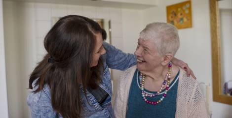 Twee vrouwen die naar elkaar lachen